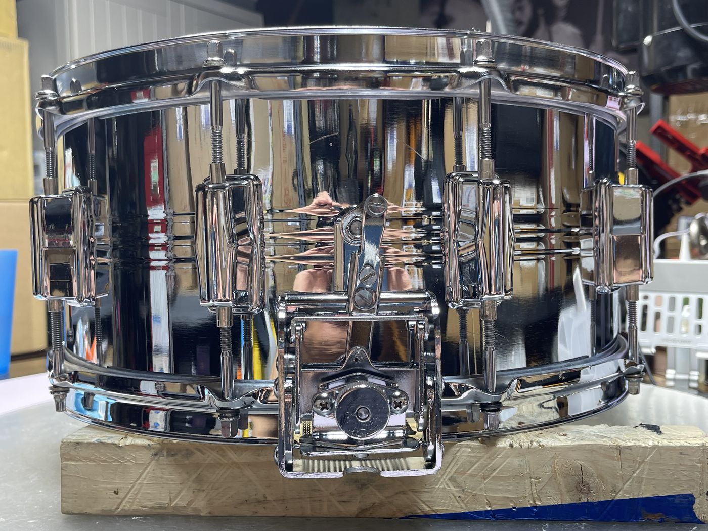 Pearl Jupiter snare, angled view of parallel-action strainer
