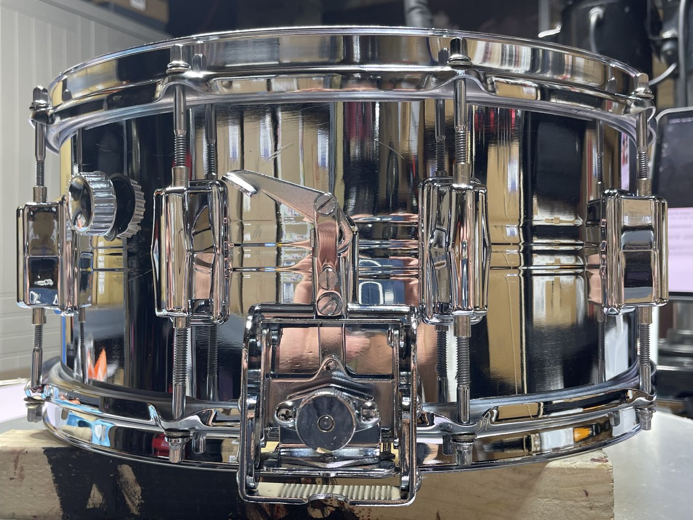 Pearl Jupiter snare, straight-on view of strainer and lugs